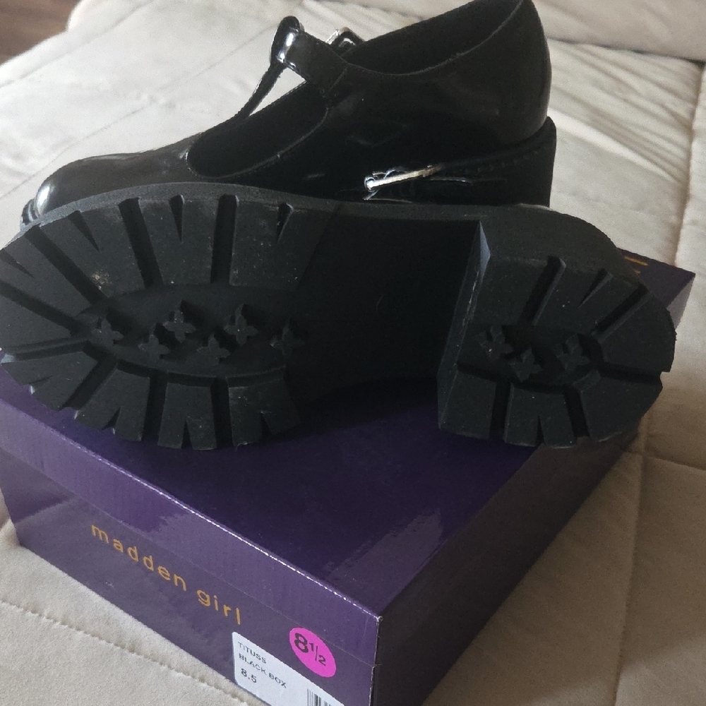 Madden Girl Girls' Black Patent T-Strap Chunky Mary Jane Shoes - Picture 5 of 5